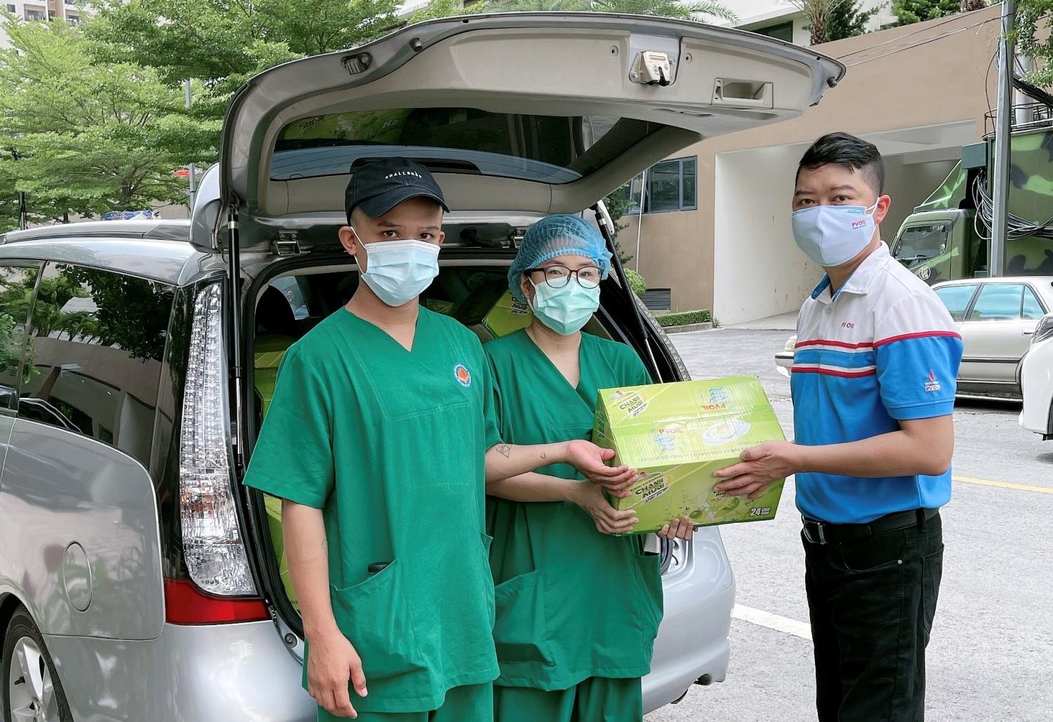 Đại diện PVOIL tặng quà cho các tình nguyện viên đang thực hiện nhiệm vụ tại điểm chốt trực phòng chống Covid-19