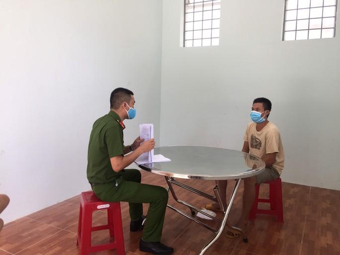 Bị nhắc nhở khi ra khỏi nơi phong tỏa, bợm nhậu mang dao rượt đuổi tổ trực chốt - Ảnh 1. Bị nhắc nhở khi ra khỏi nơi phong tỏa, bợm nhậu mang dao rượt đuổi tổ trực chốt - Ảnh 1.