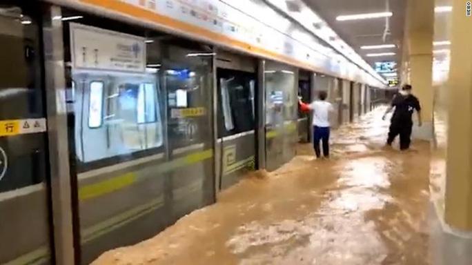 Trung Quốc: Thót tim cảnh người phụ nữ giành giật mạng sống trong nước lũ - Ảnh 2. Trung Quốc: Thót tim cảnh người phụ nữ giành giật mạng sống trong nước lũ - Ảnh 2.