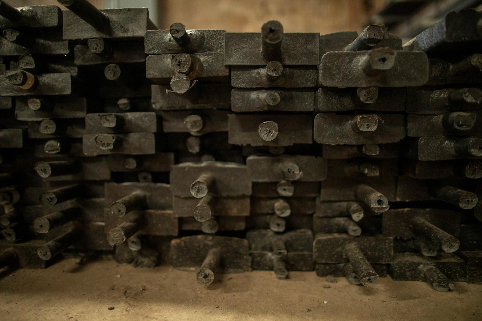 Philippines, quốc gia ô nhiễm đại dương lớn biến rác thải nhựa thành ‘gỗ sinh thái’ - Ảnh 2