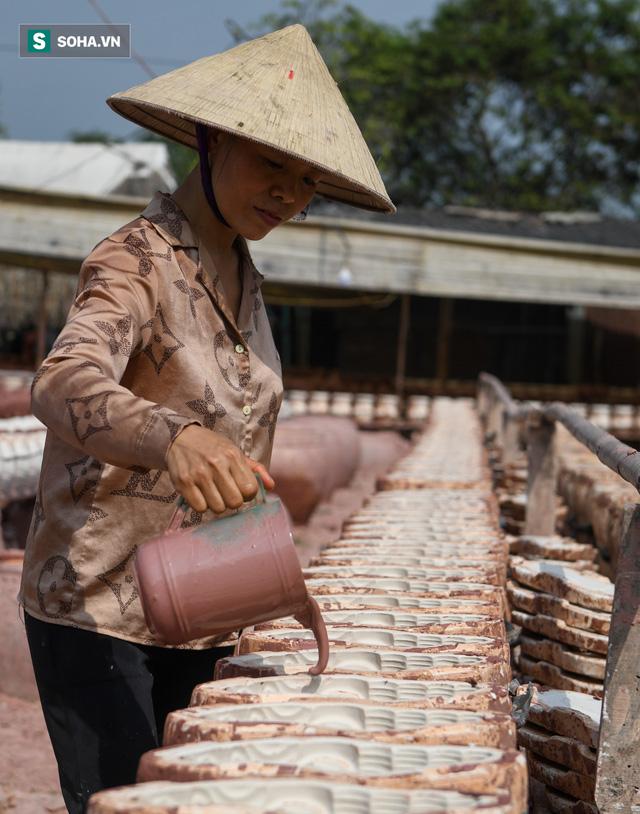 Chủ lò gốm Bình Dương làm 1.000 hổ đất mỗi ngày, chưa ra lò đã có người đến lấy - Ảnh 2.