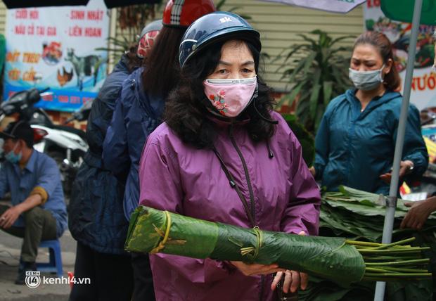 Chợ lá dong lâu đời nhất Hà Nội bất ngờ rơi vào cảnh đìu hiu chưa từng thấy: Ngồi cả buổi tôi mới bán được 1 vài bó - Ảnh 6.