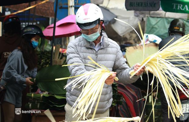 Chợ lá dong lâu đời nhất Hà Nội bất ngờ rơi vào cảnh đìu hiu chưa từng thấy: Ngồi cả buổi tôi mới bán được 1 vài bó - Ảnh 11.