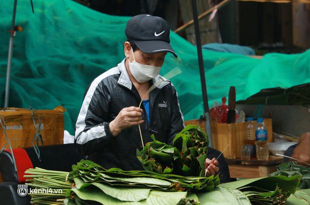 Chợ lá dong lâu đời nhất Hà Nội bất ngờ rơi vào cảnh đìu hiu chưa từng thấy: Ngồi cả buổi tôi mới bán được 1 vài bó - Ảnh 12.