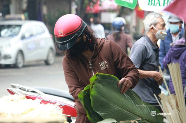 Chợ lá dong lâu đời nhất Hà Nội bất ngờ rơi vào cảnh đìu hiu chưa từng thấy: Ngồi cả buổi tôi mới bán được 1 vài bó - Ảnh 7.