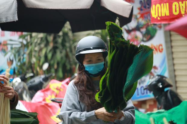 Chợ lá dong lâu đời nhất Hà Nội bất ngờ rơi vào cảnh đìu hiu chưa từng thấy: Ngồi cả buổi tôi mới bán được 1 vài bó - Ảnh 9.