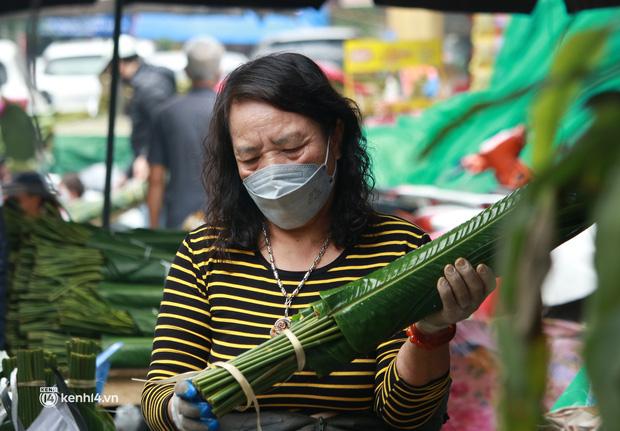 Chợ lá dong lâu đời nhất Hà Nội bất ngờ rơi vào cảnh đìu hiu chưa từng thấy: Ngồi cả buổi tôi mới bán được 1 vài bó - Ảnh 5.