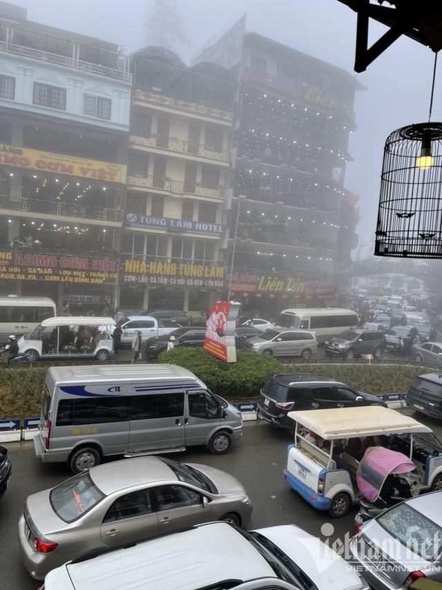 Biển người đổ về Đà Lạt, Sa Pa, chùa Tam Chúc dịp Tết: Chuyến du xuân ngộp thở - Ảnh 8.