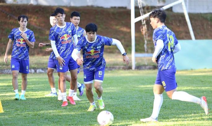 V-League phải ứng phó, thích nghi với dịch Covid-19 - Ảnh 1.