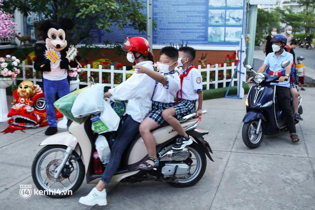 TP.HCM ngay lúc này: Toàn bộ học sinh đồng loạt đi học trở lại sau gần 10 tháng, không khí không khác gì mùng 1 Tết - Ảnh 1.