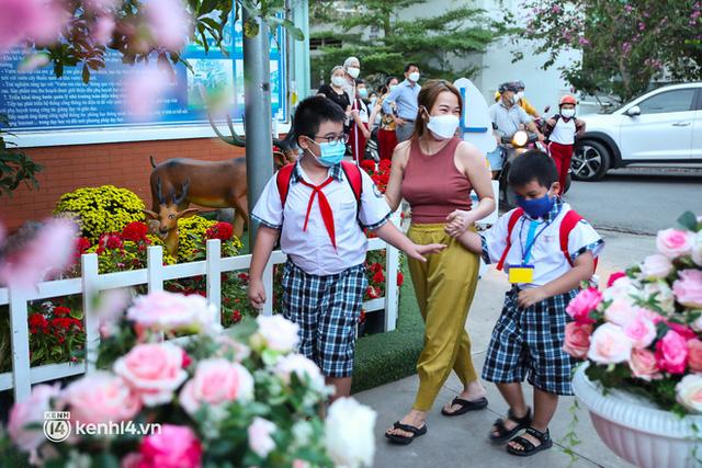 TP.HCM ngay lúc này: Toàn bộ học sinh đồng loạt đi học trở lại sau gần 10 tháng, không khí không khác gì mùng 1 Tết - Ảnh 4.