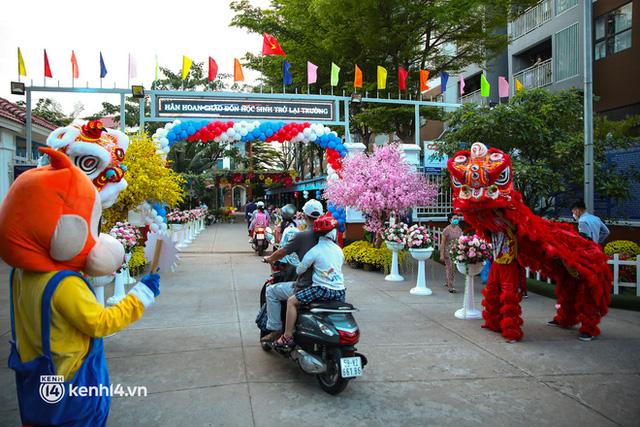 TP.HCM ngay lúc này: Toàn bộ học sinh đồng loạt đi học trở lại sau gần 10 tháng, không khí không khác gì mùng 1 Tết - Ảnh 8.