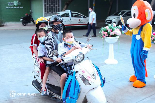 TP.HCM ngay lúc này: Toàn bộ học sinh đồng loạt đi học trở lại sau gần 10 tháng, không khí không khác gì mùng 1 Tết - Ảnh 3.