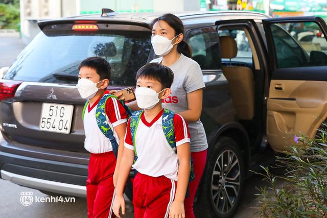 TP.HCM ngay lúc này: Toàn bộ học sinh đồng loạt đi học trở lại sau gần 10 tháng, không khí không khác gì mùng 1 Tết - Ảnh 12.