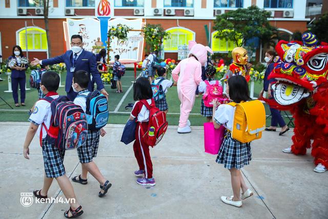 TP.HCM ngay lúc này: Toàn bộ học sinh đồng loạt đi học trở lại sau gần 10 tháng, không khí không khác gì mùng 1 Tết - Ảnh 5.