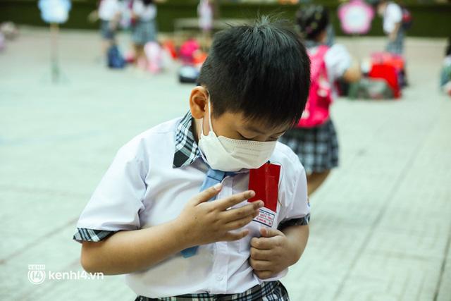 TP.HCM ngay lúc này: Toàn bộ học sinh đồng loạt đi học trở lại sau gần 10 tháng, không khí không khác gì mùng 1 Tết - Ảnh 10.