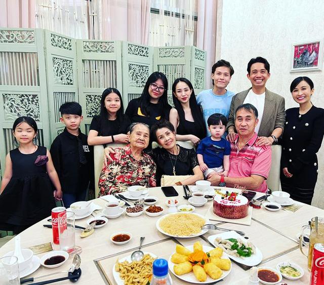 Đại gia Minh Nhựa đăng ảnh sinh nhật bố ruột nhưng CĐM chỉ dồn sự tò mò vào 2 nhân vật - Ảnh 4. Đại gia Minh Nhựa đăng ảnh sinh nhật bố ruột nhưng CĐM chỉ dồn sự tò mò vào 2 nhân vật - Ảnh 4.