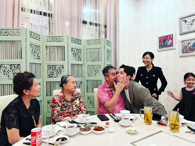 Đại gia Minh Nhựa đăng ảnh sinh nhật bố ruột nhưng CĐM chỉ dồn sự tò mò vào 2 nhân vật - Ảnh 1. Đại gia Minh Nhựa đăng ảnh sinh nhật bố ruột nhưng CĐM chỉ dồn sự tò mò vào 2 nhân vật - Ảnh 1.