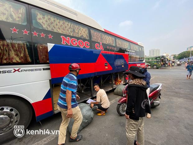 Giá xăng dầu tăng mạnh, nhiều nhà xe điêu đứng: “Dịch đã khó rồi mà xăng còn tăng cao nữa, phải bán nhà để gồng thôi” - Ảnh 9.