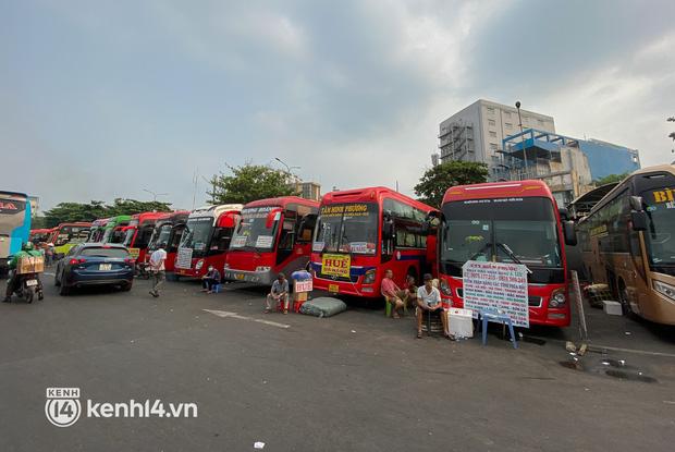 Giá xăng dầu tăng mạnh, nhiều nhà xe điêu đứng: “Dịch đã khó rồi mà xăng còn tăng cao nữa, phải bán nhà để gồng thôi” - Ảnh 1.