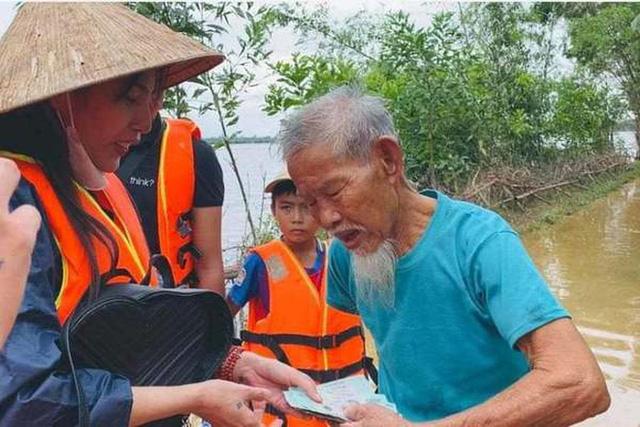 Thuỷ Tiên có phản ứng đầu tiên sau khi bà Phương Hằng bị tạm giam, liên quan đến chi tiết trong chuyến đi từ thiện  - Ảnh 7.