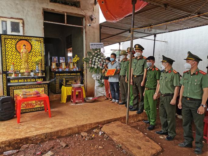 Công an huyện trao 91 triệu đồng hỗ trợ gia đình có 3 con nhỏ chết đuối - Ảnh 1.