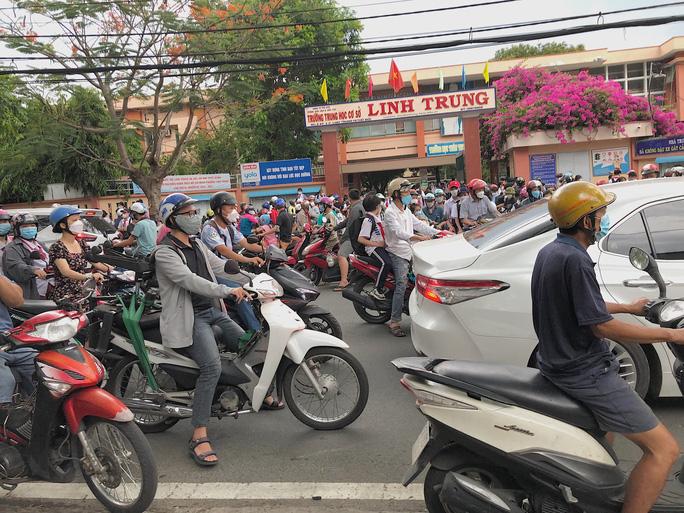 Giao thông lộn xộn, bát nháo trước nhiều cổng trường  - Ảnh 5.