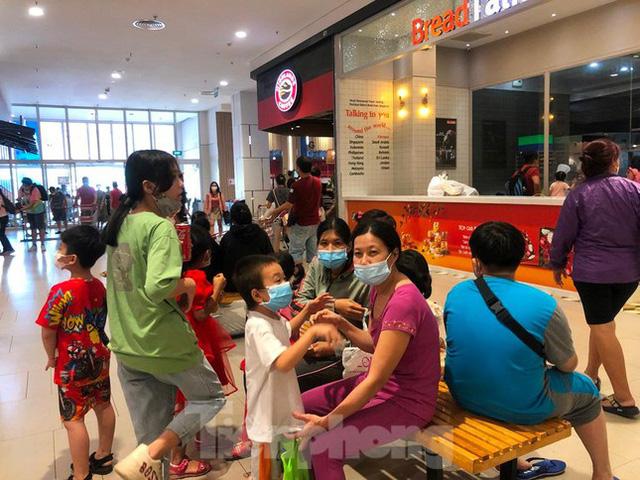 Ngày cuối nghỉ lễ, bơ phờ vì chờ đợi mua sắm, ăn uống ở siêu thị - Ảnh 17. Ngày cuối nghỉ lễ, bơ phờ vì chờ đợi mua sắm, ăn uống ở siêu thị - Ảnh 17.