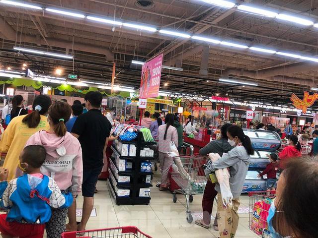 Ngày cuối nghỉ lễ, bơ phờ vì chờ đợi mua sắm, ăn uống ở siêu thị - Ảnh 5. Ngày cuối nghỉ lễ, bơ phờ vì chờ đợi mua sắm, ăn uống ở siêu thị - Ảnh 5.