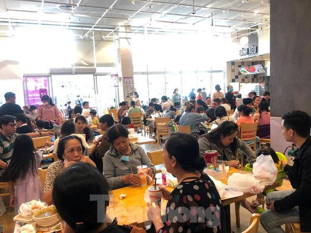 Ngày cuối nghỉ lễ, bơ phờ vì chờ đợi mua sắm, ăn uống ở siêu thị - Ảnh 16. Ngày cuối nghỉ lễ, bơ phờ vì chờ đợi mua sắm, ăn uống ở siêu thị - Ảnh 16.