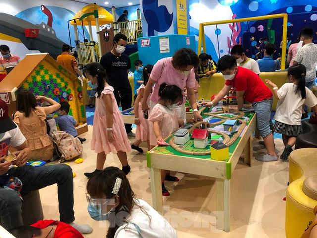 Ngày cuối nghỉ lễ, bơ phờ vì chờ đợi mua sắm, ăn uống ở siêu thị - Ảnh 10. Ngày cuối nghỉ lễ, bơ phờ vì chờ đợi mua sắm, ăn uống ở siêu thị - Ảnh 10.