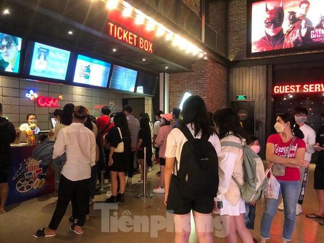 Ngày cuối nghỉ lễ, bơ phờ vì chờ đợi mua sắm, ăn uống ở siêu thị - Ảnh 19. Ngày cuối nghỉ lễ, bơ phờ vì chờ đợi mua sắm, ăn uống ở siêu thị - Ảnh 19.