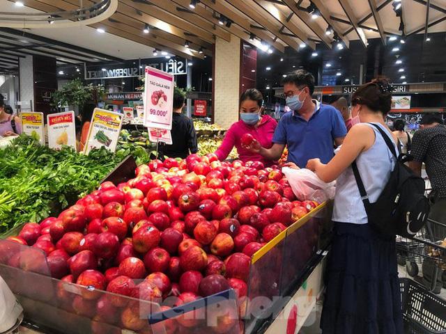 Ngày cuối nghỉ lễ, bơ phờ vì chờ đợi mua sắm, ăn uống ở siêu thị - Ảnh 2. Ngày cuối nghỉ lễ, bơ phờ vì chờ đợi mua sắm, ăn uống ở siêu thị - Ảnh 2.