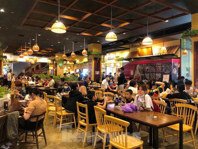 Ngày cuối nghỉ lễ, bơ phờ vì chờ đợi mua sắm, ăn uống ở siêu thị - Ảnh 15. Ngày cuối nghỉ lễ, bơ phờ vì chờ đợi mua sắm, ăn uống ở siêu thị - Ảnh 15.