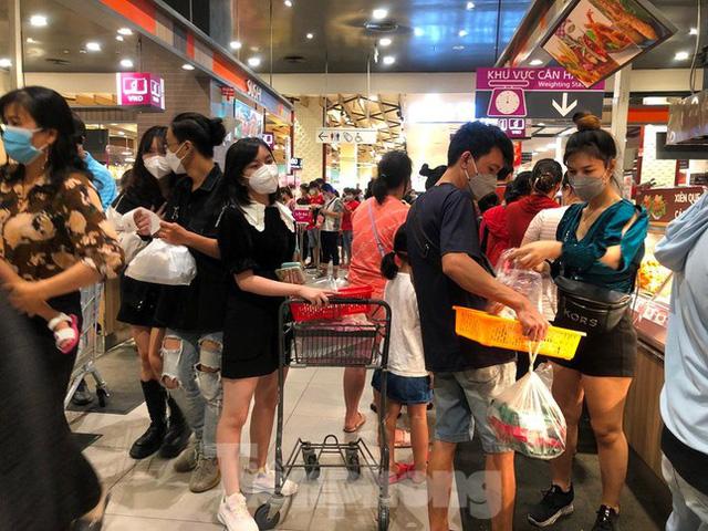 Ngày cuối nghỉ lễ, bơ phờ vì chờ đợi mua sắm, ăn uống ở siêu thị - Ảnh 11. Ngày cuối nghỉ lễ, bơ phờ vì chờ đợi mua sắm, ăn uống ở siêu thị - Ảnh 11.