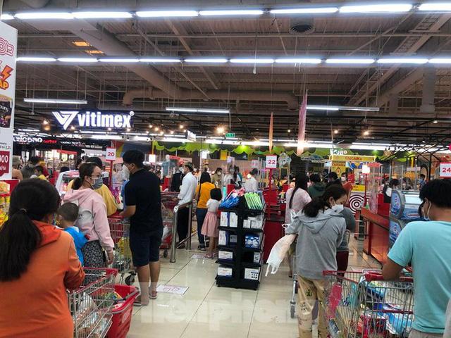 Ngày cuối nghỉ lễ, bơ phờ vì chờ đợi mua sắm, ăn uống ở siêu thị - Ảnh 7. Ngày cuối nghỉ lễ, bơ phờ vì chờ đợi mua sắm, ăn uống ở siêu thị - Ảnh 7.