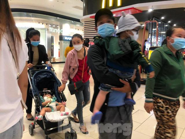 Ngày cuối nghỉ lễ, bơ phờ vì chờ đợi mua sắm, ăn uống ở siêu thị - Ảnh 8. Ngày cuối nghỉ lễ, bơ phờ vì chờ đợi mua sắm, ăn uống ở siêu thị - Ảnh 8.