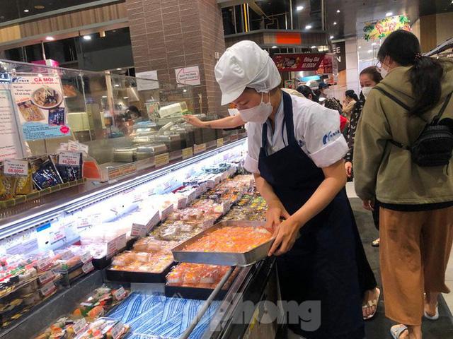 Ngày cuối nghỉ lễ, bơ phờ vì chờ đợi mua sắm, ăn uống ở siêu thị - Ảnh 12. Ngày cuối nghỉ lễ, bơ phờ vì chờ đợi mua sắm, ăn uống ở siêu thị - Ảnh 12.