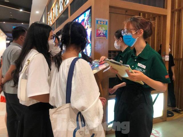 Ngày cuối nghỉ lễ, bơ phờ vì chờ đợi mua sắm, ăn uống ở siêu thị - Ảnh 14. Ngày cuối nghỉ lễ, bơ phờ vì chờ đợi mua sắm, ăn uống ở siêu thị - Ảnh 14.