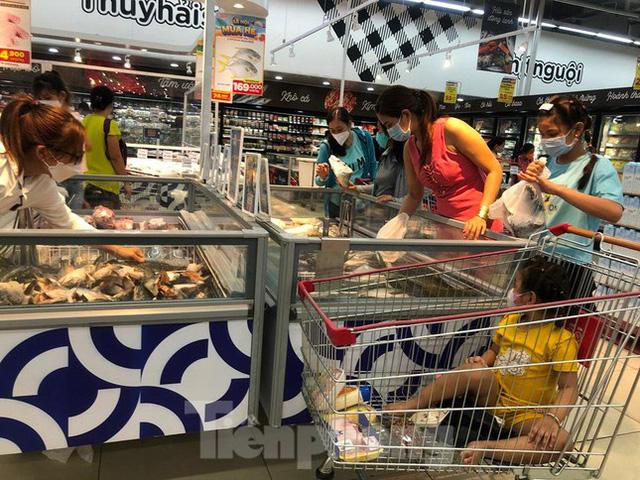 Ngày cuối nghỉ lễ, bơ phờ vì chờ đợi mua sắm, ăn uống ở siêu thị - Ảnh 4. Ngày cuối nghỉ lễ, bơ phờ vì chờ đợi mua sắm, ăn uống ở siêu thị - Ảnh 4.