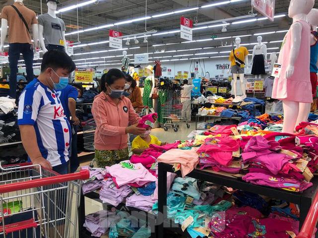 Ngày cuối nghỉ lễ, bơ phờ vì chờ đợi mua sắm, ăn uống ở siêu thị - Ảnh 3. Ngày cuối nghỉ lễ, bơ phờ vì chờ đợi mua sắm, ăn uống ở siêu thị - Ảnh 3.