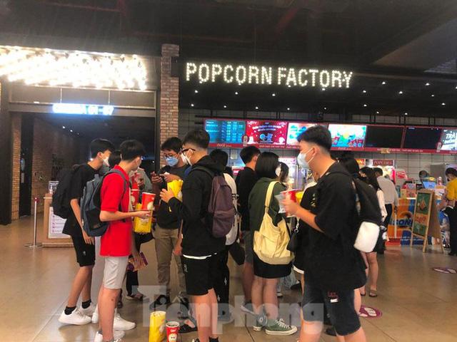 Ngày cuối nghỉ lễ, bơ phờ vì chờ đợi mua sắm, ăn uống ở siêu thị - Ảnh 18. Ngày cuối nghỉ lễ, bơ phờ vì chờ đợi mua sắm, ăn uống ở siêu thị - Ảnh 18.