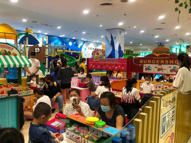 Ngày cuối nghỉ lễ, bơ phờ vì chờ đợi mua sắm, ăn uống ở siêu thị - Ảnh 9. Ngày cuối nghỉ lễ, bơ phờ vì chờ đợi mua sắm, ăn uống ở siêu thị - Ảnh 9.