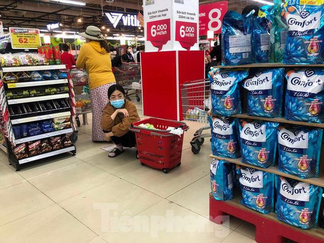 Ngày cuối nghỉ lễ, bơ phờ vì chờ đợi mua sắm, ăn uống ở siêu thị - Ảnh 6. Ngày cuối nghỉ lễ, bơ phờ vì chờ đợi mua sắm, ăn uống ở siêu thị - Ảnh 6.