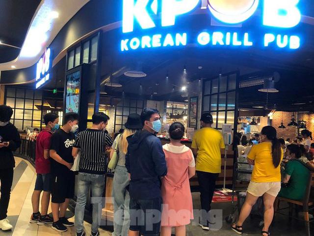 Ngày cuối nghỉ lễ, bơ phờ vì chờ đợi mua sắm, ăn uống ở siêu thị - Ảnh 13. Ngày cuối nghỉ lễ, bơ phờ vì chờ đợi mua sắm, ăn uống ở siêu thị - Ảnh 13.