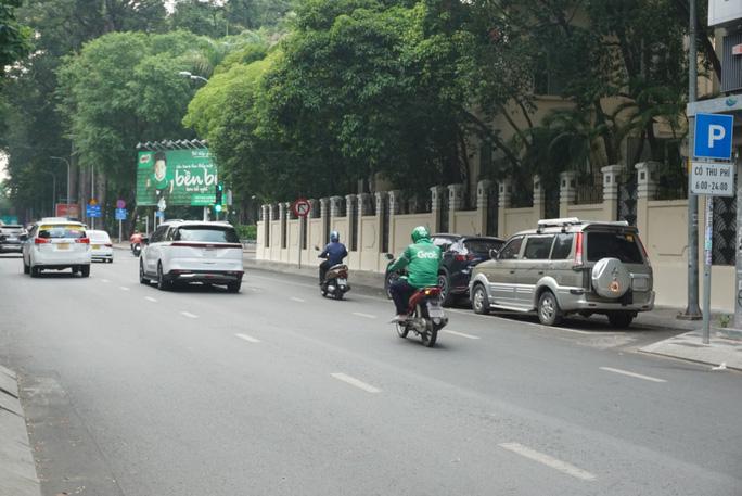 TP HCM: Né phí, ôtô đậu tràn lan đường cấm - Ảnh 2.