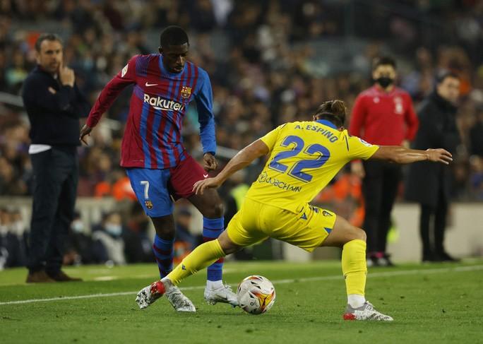 Thua thảm sân nhà, Barcelona chính thức buông ngôi vô địch La Liga - Ảnh 1.