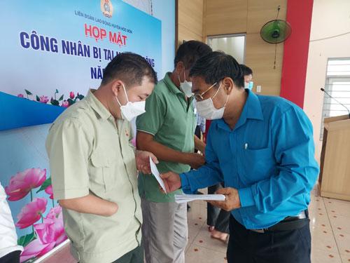Động viên công nhân bị tai nạn lao động - Ảnh 1.