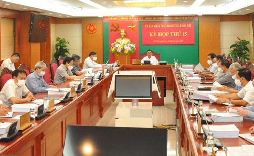 Ủy ban Kiểm tra Trung ương: Kỷ luật, đề nghị kỷ luật hàng loạt cán bộ - Ảnh 1.