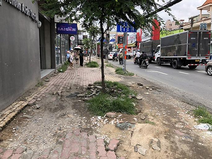 TP HCM: Nhiều vỉa hè lởm chởm - Ảnh 1. TP HCM: Nhiều vỉa hè lởm chởm - Ảnh 1.